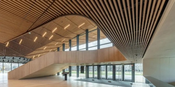 新的、多功能劇院建筑