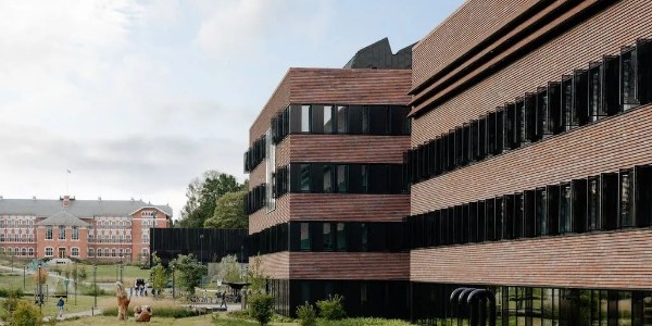 Henning Larsen 設計的挪威生命科學大學龐大的獸醫(yī)大樓在奧斯陸開業(yè)