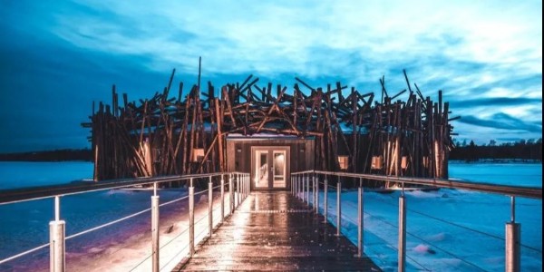 在這座漂浮的鳥巢里，藏了12間可以躺著看極光的房間