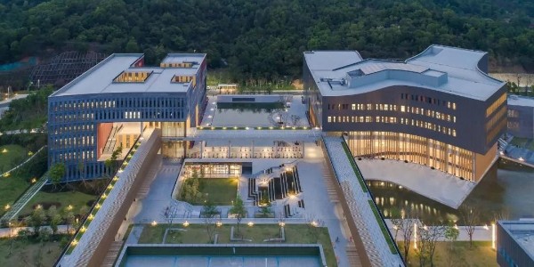 在建筑與自然、垂直與水平之間創(chuàng)造了一種發(fā)現(xiàn)感