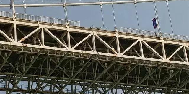 重慶大巴墜江怪防護(hù)欄桿？設(shè)計、施工企業(yè)表示“這個鍋不背”！