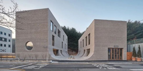 咖啡館混凝土磚外墻流入中央庭院，簡(jiǎn)潔張力