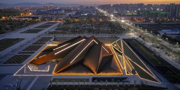 Foster + Partners新作 / 大同美術(shù)館，四座相互堆疊的金字塔