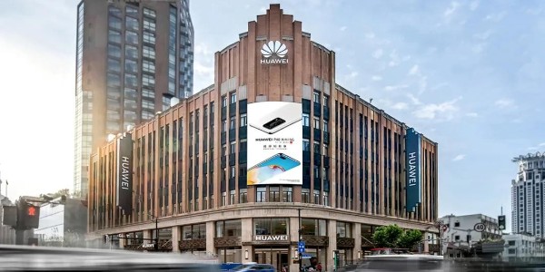 華為全球最大旗艦店開幕了，老建筑里溢出了硬核的未來氣息
