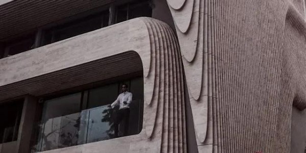 這棟房子用曲線大理石做外墻，張揚的個性之美！