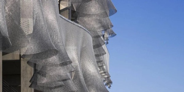 這個停車場太飄了，竟將金屬網(wǎng)做成了“少女的裙擺”掛在立面上！